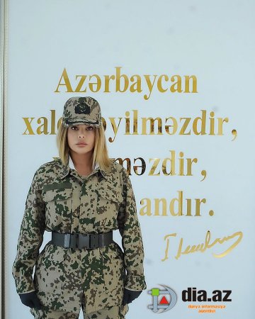 Aygün Kazımova əlində silahla